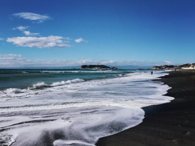 休日に海沿いをお散歩、またはサーフィンなんかも良いかもしれませんね