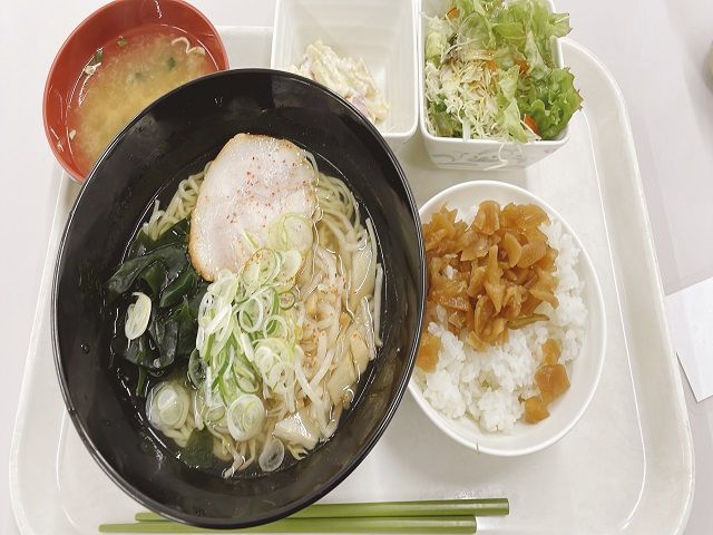 ちなみにこんな感じのまかないです!!もちろんご飯大盛も可能なのでお腹いっぱい食べれます!!