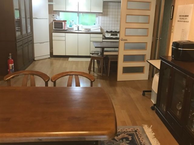 女性寮から歩いて3分の場所にローソンセブンあります！男性寮からは5分です！