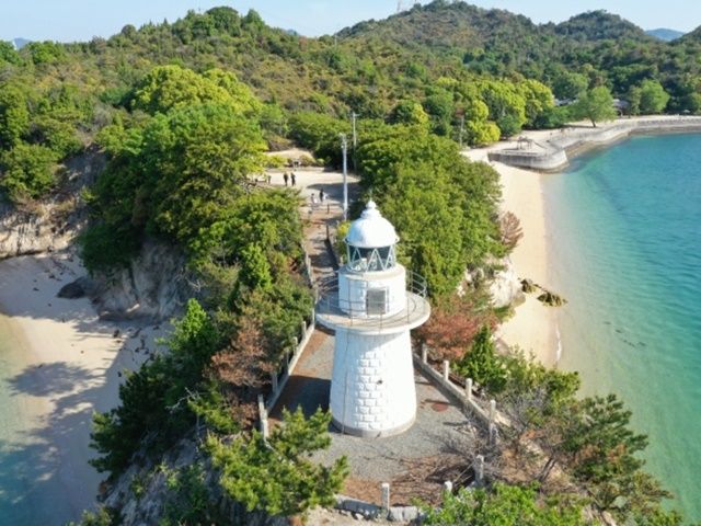 青い海と空、島の緑に映える白い灯台が美しい。