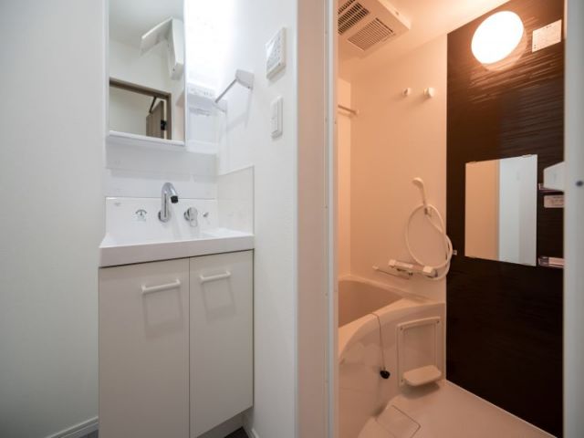 独立洗面台に浴室乾燥機付き！