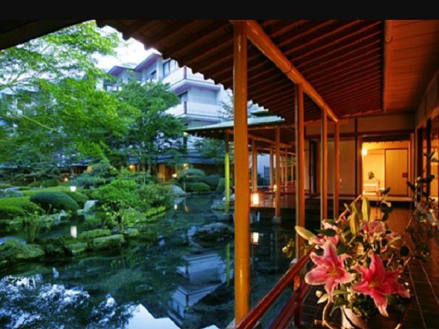 落ち着いた雰囲気がお客様の癒し空間を彩ります♪