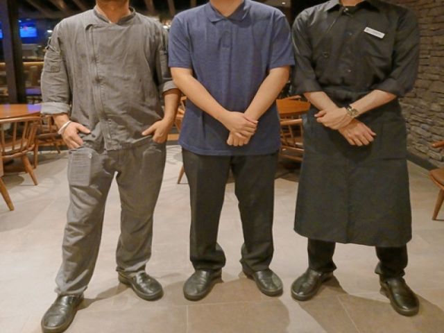 右がサービススタッフの制服です。
