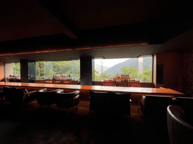 エントランスからお洒落なバースペースが広がってます。