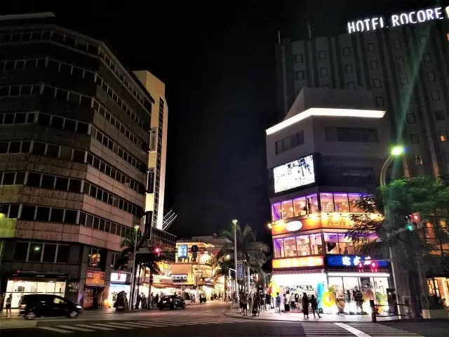 休日は那覇までバスですぐ行けますよ♪沖縄グルメもこの機会に♪