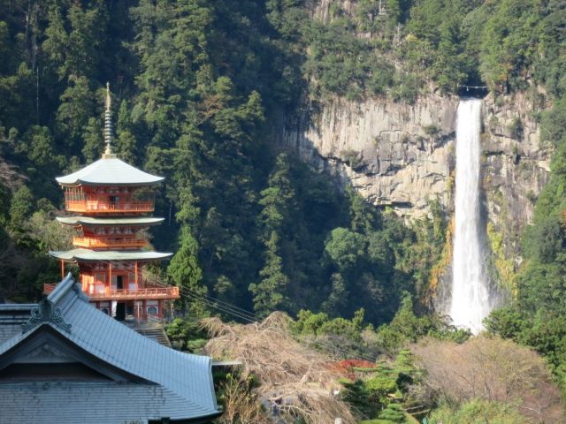 【周辺環境】那智の滝や熊野古道等の観光スポット、コンビニ、スーパー、商店街などが充実♪