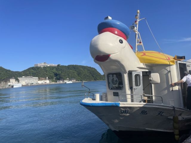 ホテルまでは船で向かいます♪