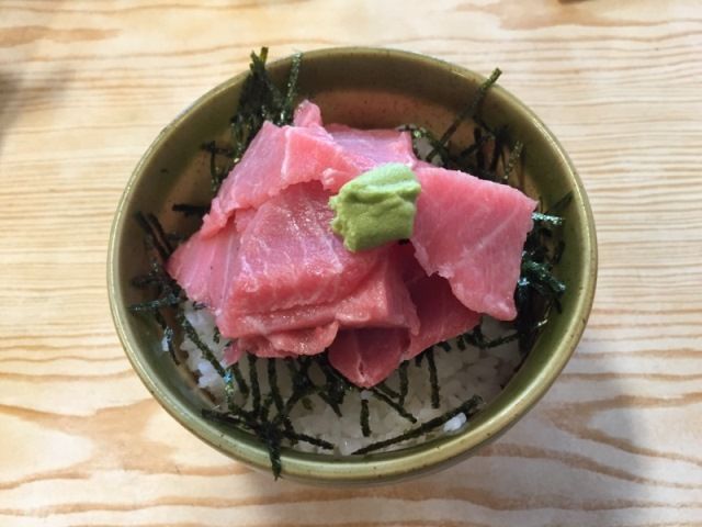 ご当地の名産は「生マグロ」！おいしい海鮮丼も食べられます♪