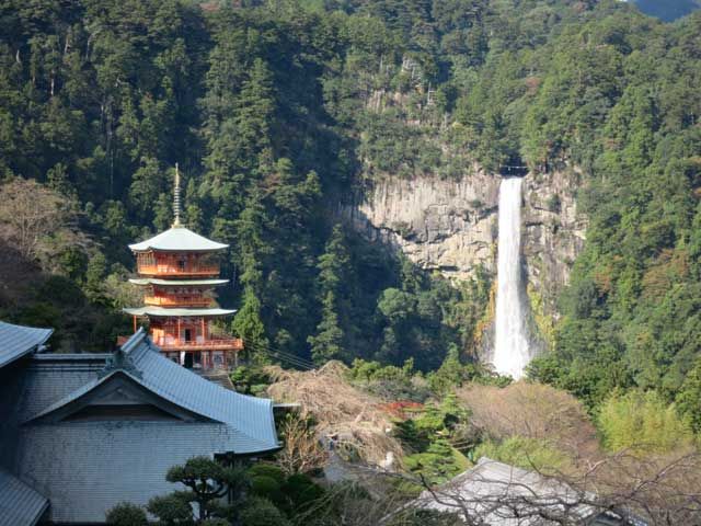 全国的にも珍しい洞窟温泉(入浴無料)にも入れます！日本三名瀑・那智の滝のご近所です♪