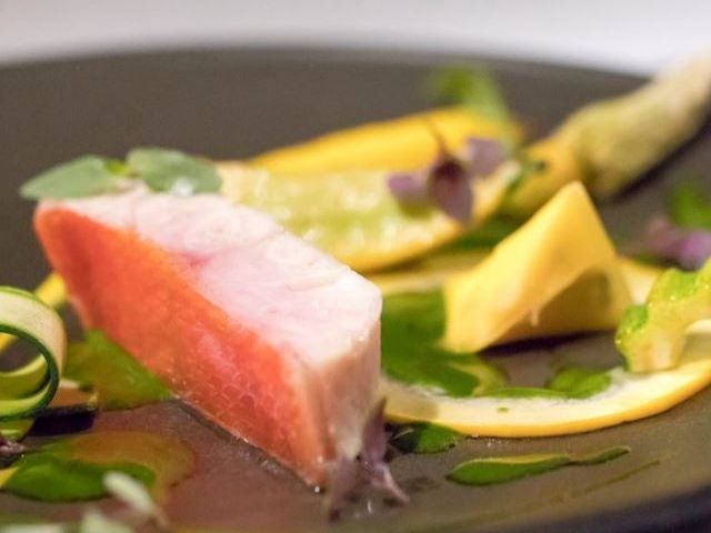食事はフレンチをベースにしたお料理になります