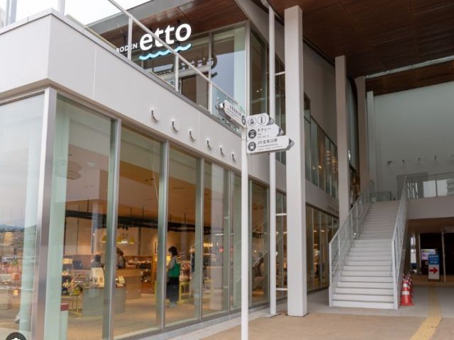 宮島口のフェリー乗り場が商業施設になりました。