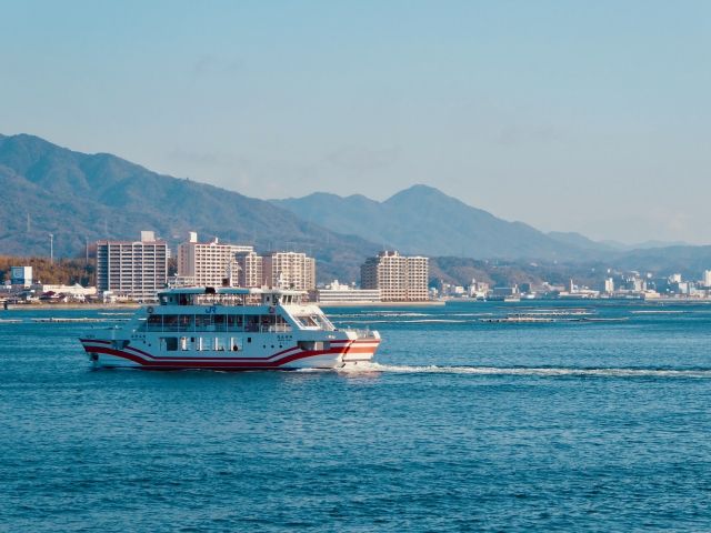 フェリーの乗車時間１０分で着く離島です。（運賃１８０円）6時～22時までフェリー出てます！