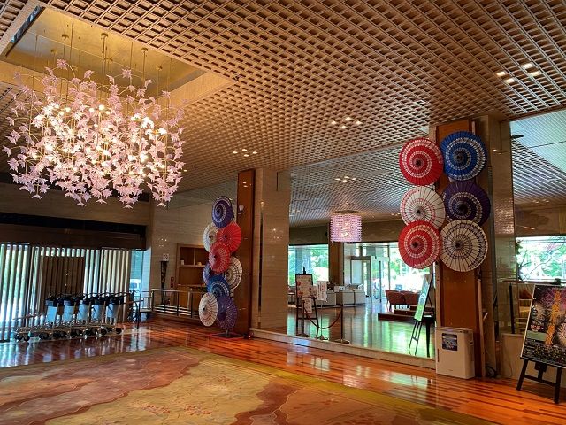 開放的なロビー♪1・2年前に内装をリフォームしたので綺麗な館内です！