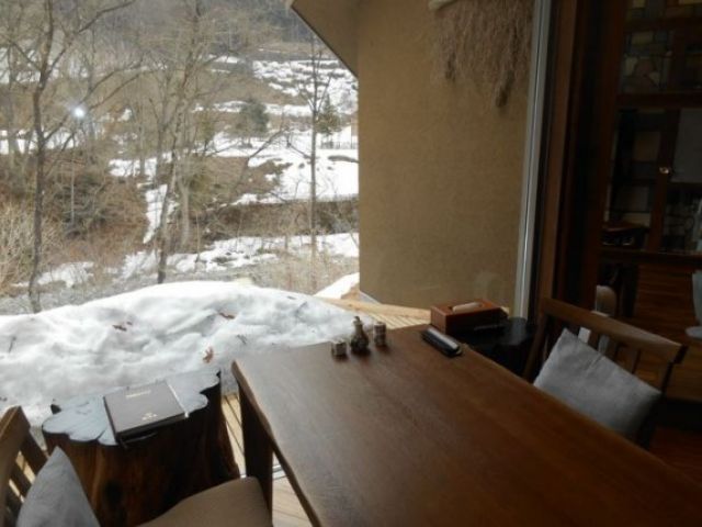 お飲み物のご案内や、お食事の配膳もあります！！