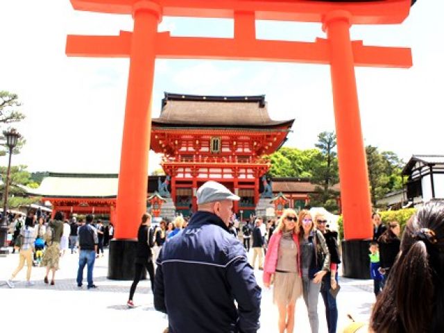 京都市街地まではバスで50分程、目の前にバス停があり便利。