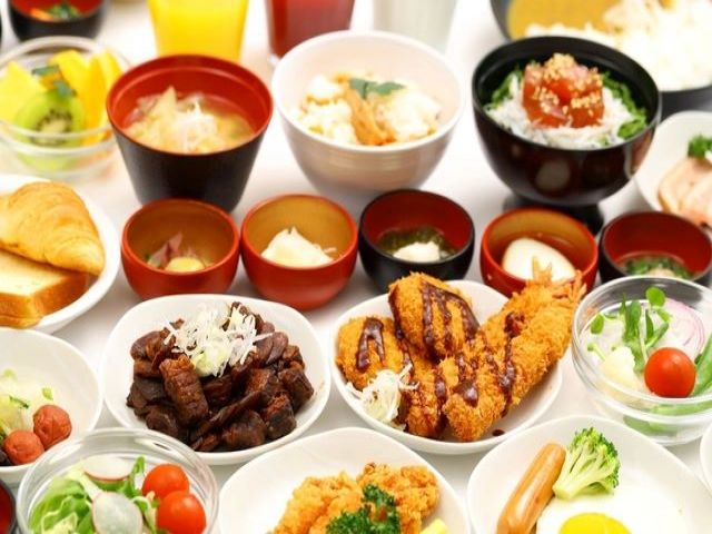 お食事は朝食バイキングの残り