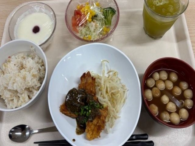 大人気の食堂！毎月29日は肉の日でステーキが出ます！