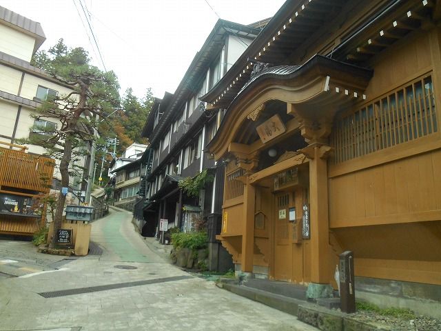 スキー場だけじゃない!!
温泉、買い物、カフェ巡りなどなど!!