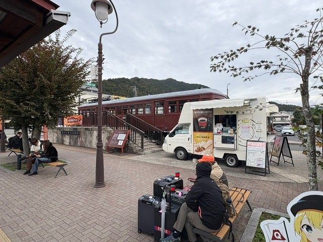 河口湖駅は毎日が観光客で賑わっています♪
駅周辺にも沢山のお店があり楽しめますよ～！