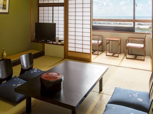 和室の館内寮です!!以前客室で使っていた部屋なので少し年季は入ってますが、通勤楽々♪