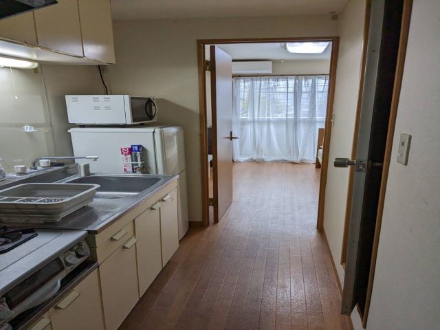 お部屋にはキッチン、風呂、お手洗いついてます！