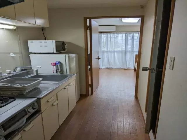 お部屋にはキッチン、風呂、お手洗いついてます！
