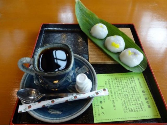 休日はご当地グルメも楽しめます