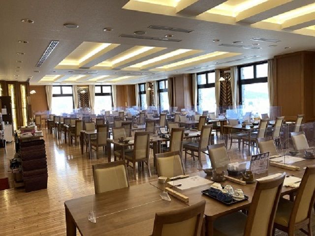 光が差し込むレストラン会場でのお仕事！
会席料理の提供です