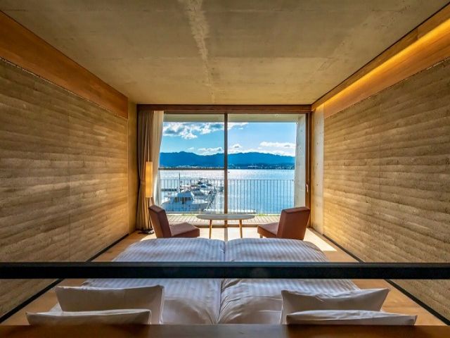 ホテルの目の前には琵琶湖が広がっています