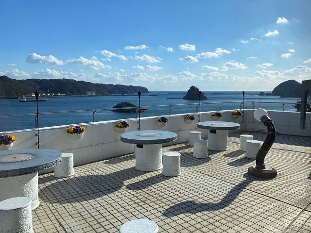 潮風を感じるホテルテラス☆透き通るようなエメラルドグリーンの海が心を癒しますね～♪