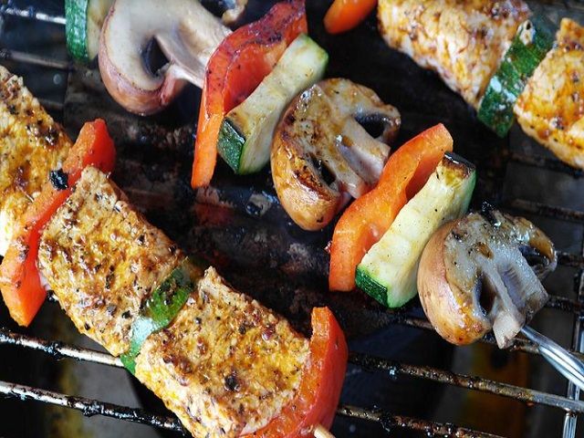 BBQスタッフとプールスタッフで簡単な接客のお仕事です！