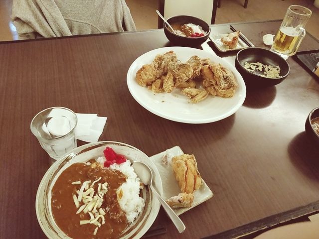 まかないは人気の居酒屋メニュー！店内でみんな一緒に食べるスタイル！