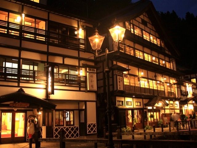 夜にはガス灯がともり、雰囲気が変わります！