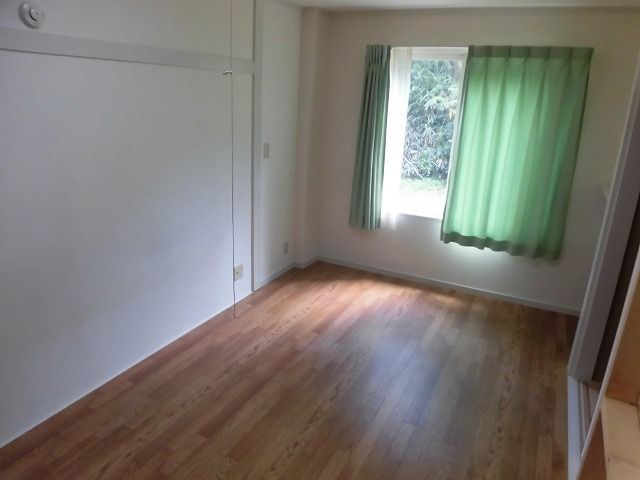 寮内のお部屋です。個室寮でトイレ付きです。
11月からWi-Fiが通る予定です！！