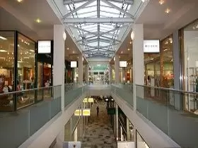 徒歩圏内には、アウトレットがございます。店舗数はなんと、、、２００店舗以上！！