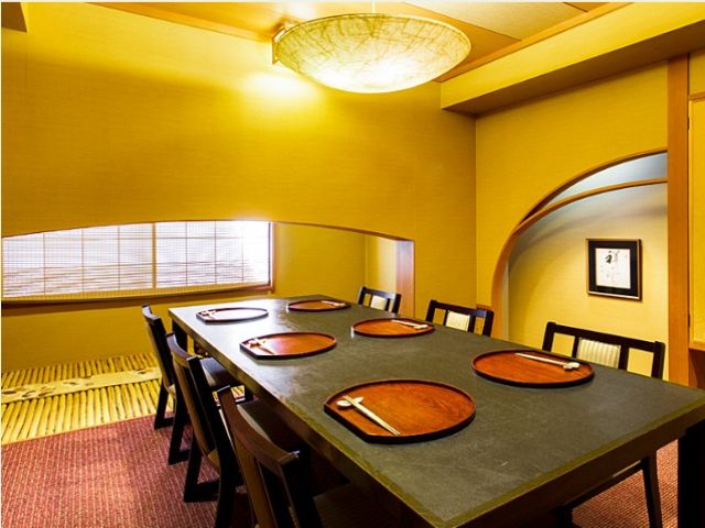 個室のお食事処・宴会場などでお客様のご対応をお願いします。