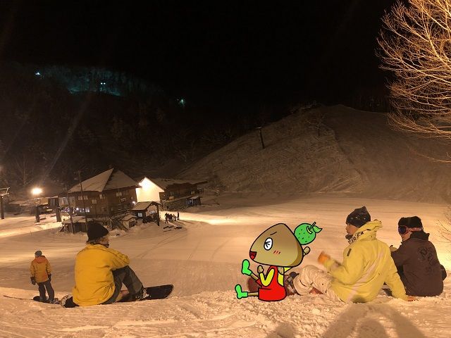 お仕事が終わったらみんなでナイターを滑りに行ったダケ♪僕は滑れないからそのまま滑ったダケ♪