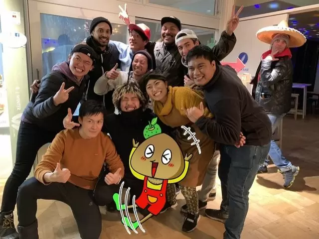 同じ職場のスタッフだけじゃなくてスキー場全体のスタッフと仲良くなったダケ♪