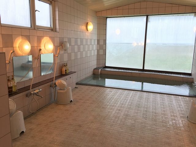 仕事終わりは木の温もりに癒されながら温泉に浸かれます♪