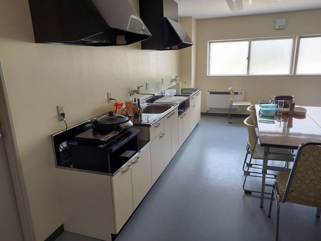 お弁当支給はちょっと…と。気になる方は簡単な自炊も出来ます！！