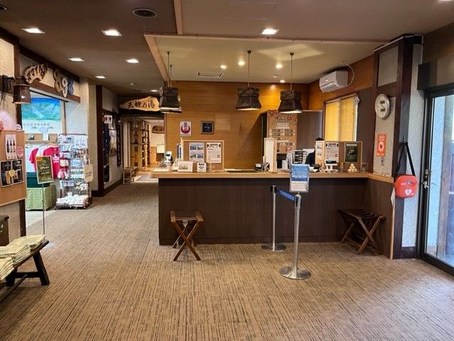 フロントはホテルの顔となります。
ていねいな接客を心がけてください！