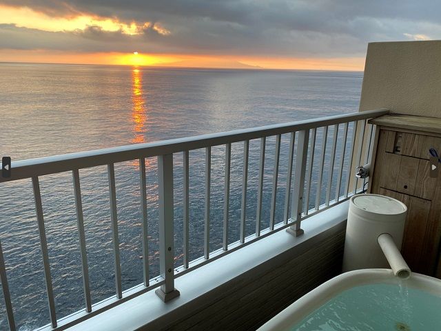 海が目の前！！！徒歩圏内に、スーパー・マクドナルド・100円ショップがあります♪