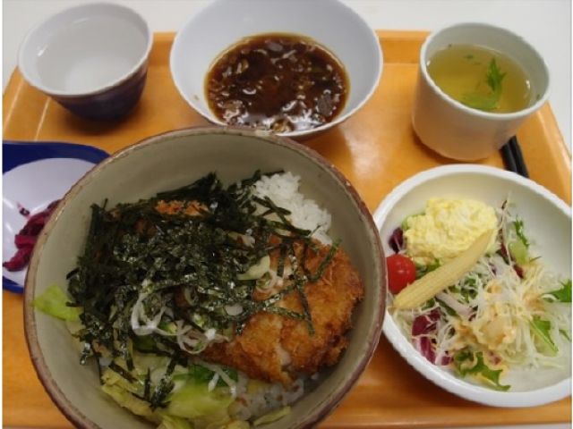 従業員食堂のご飯♪日替わりでメニューが変わりお選び出来ます☆美味しいで好評！！