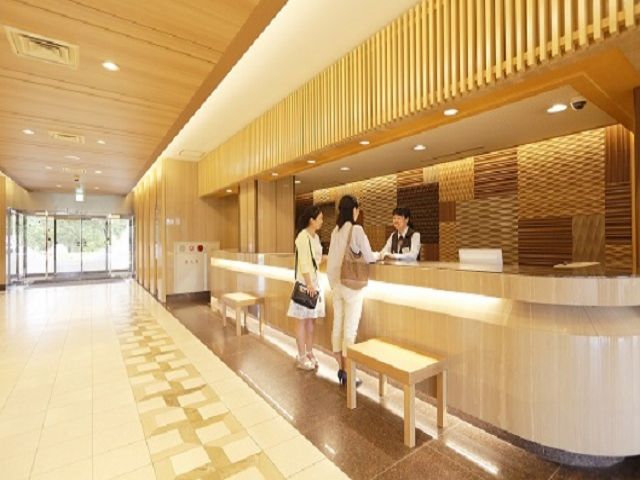 今回はフロント勤務です!!