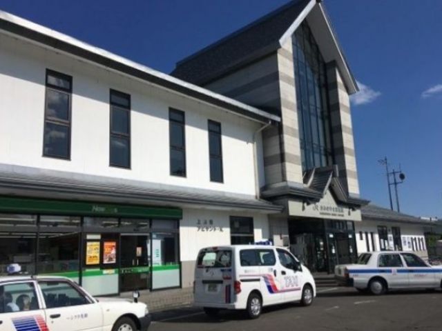 駅まで徒歩約20分、バスも出ています☆