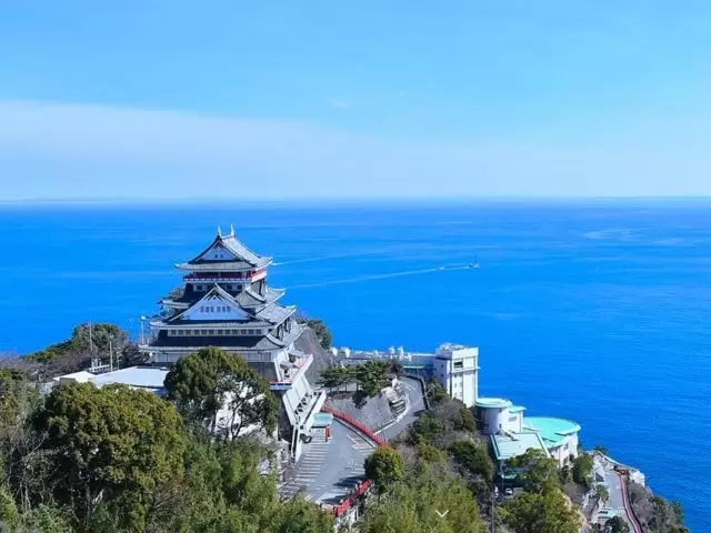 高台からの海とお城の眺めが抜群!!寮からも眺めることができます♪