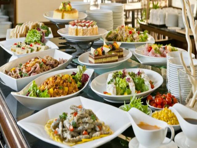 《ビュッフェ会場》
お料理の配膳・下膳をお願いいたします！（ビュッフェ以外もあります）