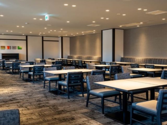 ここで（レストラン会場）勤務して頂きます！