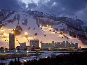 積雪が安定したらナイターも毎日営業！
一人一枚のリフト券で滑ることもできます