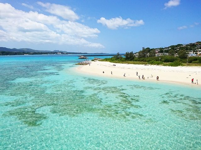 沖縄本島北部にあるエメラルドグリーンの海に囲まれた古宇利島★ 海の透明度の高さは圧巻です！